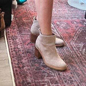 Vince Camuto Gorgan Bootie Taupe size 11